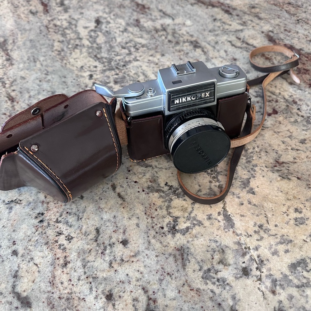 Vintage Nikon Nikkorex 35mm camera Nippon Kogaku 1:2. 5cm lens with leather case